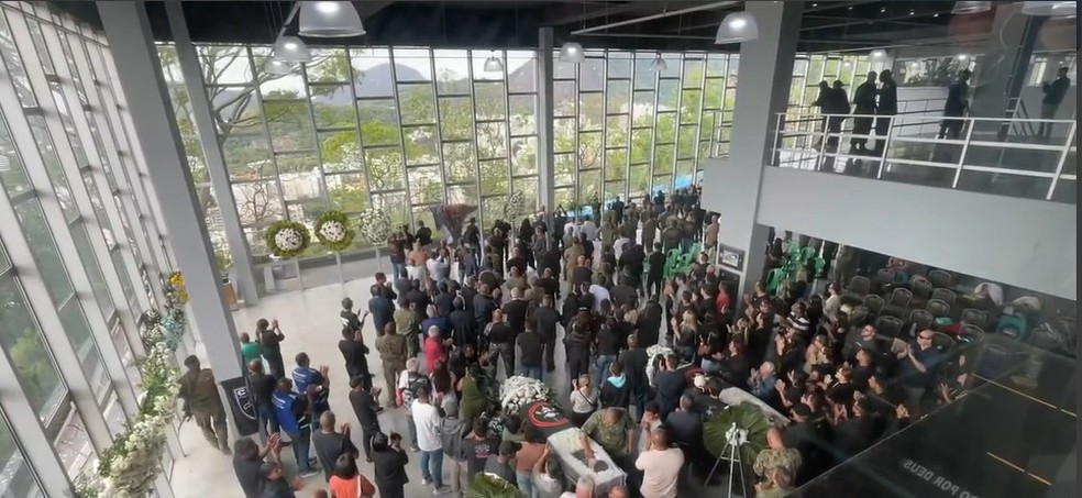 Velório de PMs mortos em megaoperação — Foto: Reprodução/TV Globo