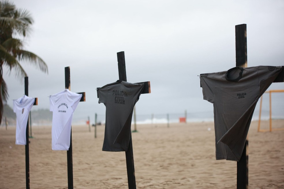 Homenagem a policiais mortos foi montada na Praia de Copacabana — Foto: Rio de Paz/Divulgação