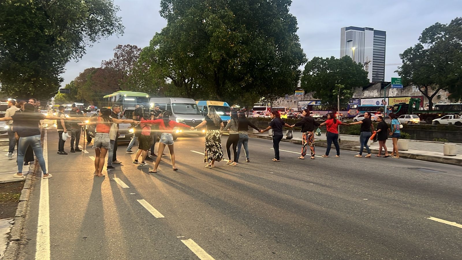 Famílias de mortos em operação protestam por demora para liberar corpos