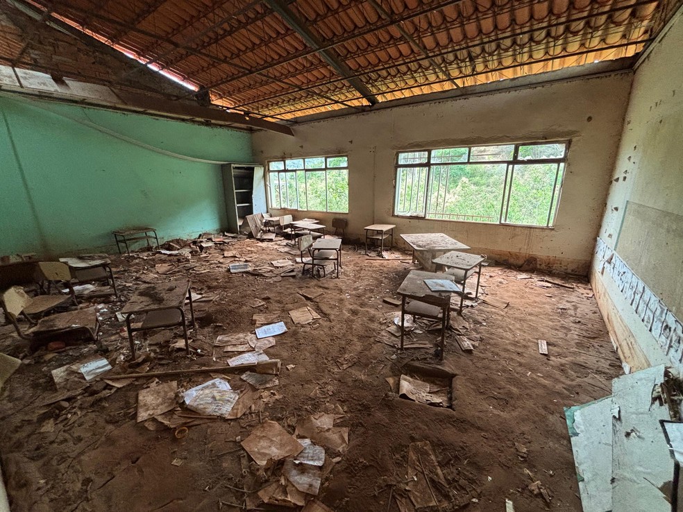 Escola em Paracatu de Baixo coberta por lama dez anos depois — Foto: Raquel Freitas/ g1