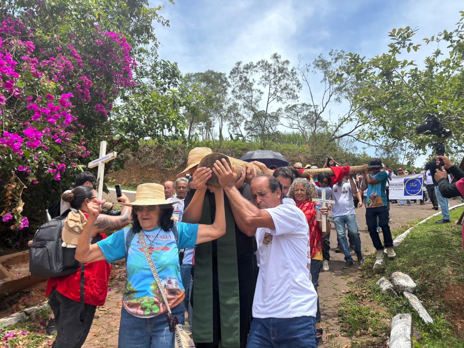 Homenagens e protestos marcam 10 anos do rompimento da barragem em Mariana