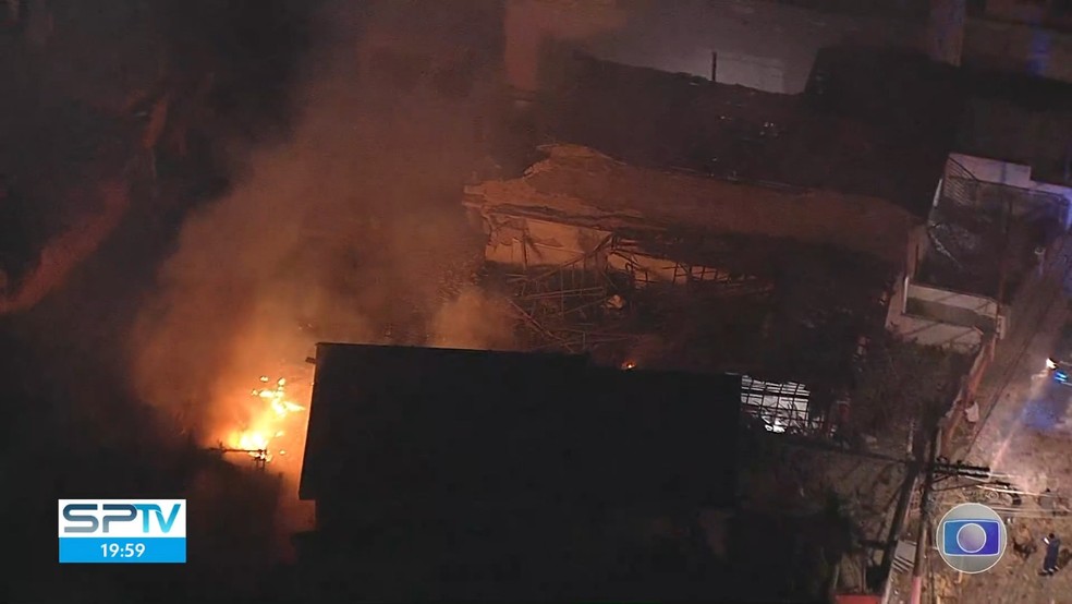 Segundo informações preliminares dos bombeiros, o fogo é em um galpão de fogos de artifício. — Foto: Reprodução/TV Globo