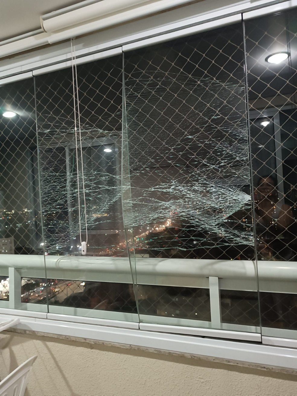 Segundo moradores, o impacto quebrou vidros de vários apartamentos num prédio que fica próximo ao local da explosão. — Foto: Reprodução