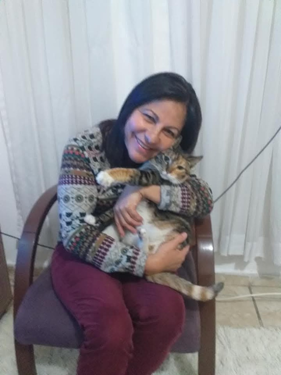 A cozinheira Sandra Souza e sua gata Mia, desaparecida depois da explosão na Rua Francisco Bueno, no Tatuapé, Zona Leste de SP. — Foto: Acervo pessoal