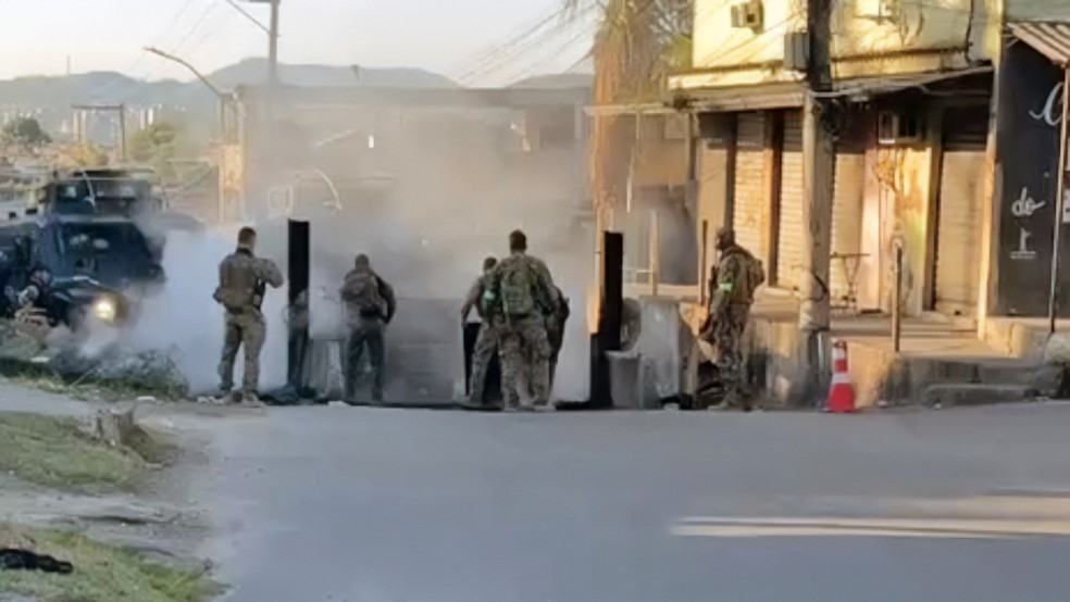 Policiais retiram barricadas em São Gonçalo — Foto: Reprodução