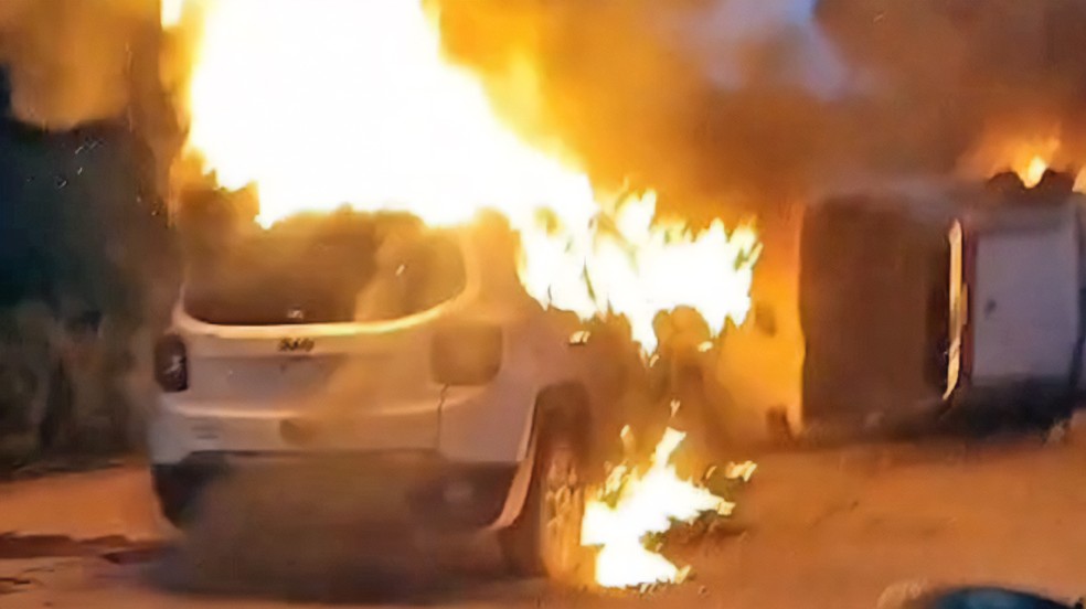 Veículos em chamas em São Gonçalo — Foto: Reprodução