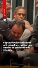 Veja: Glauber Braga é retirado após ocupar cadeira da presidência da Câmara