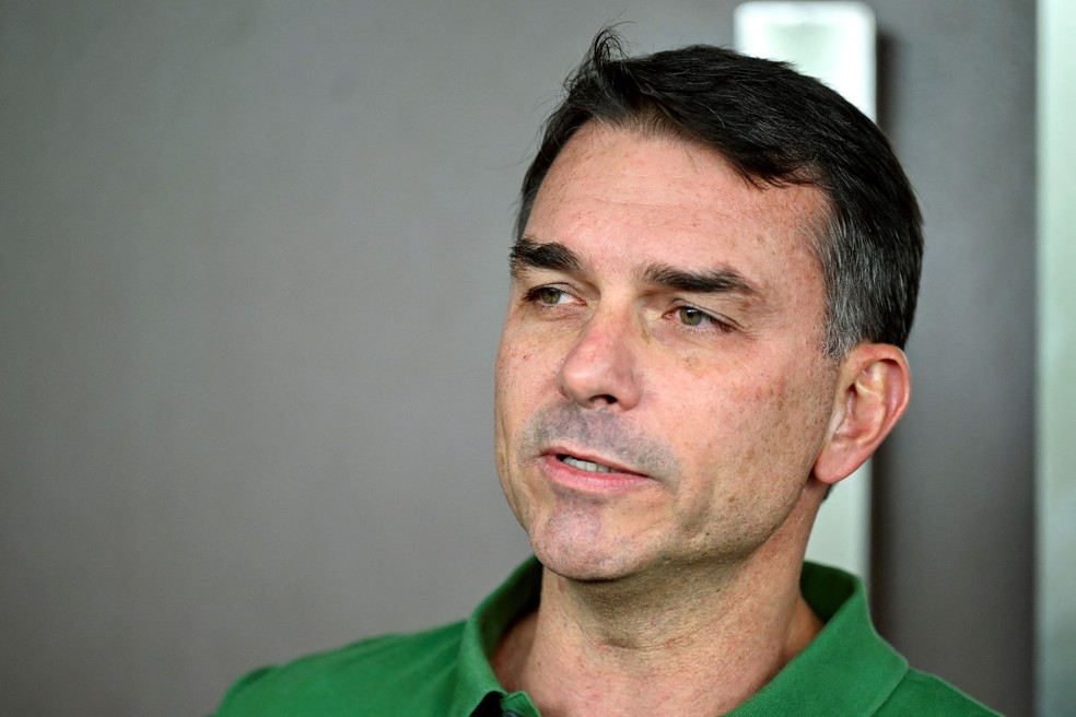 7 de dezembro de 2025 - Flávio Bolsonaro fala com a imprensa após participar de culto evangélico em Brasília — Foto: Evaristo SA / AFP