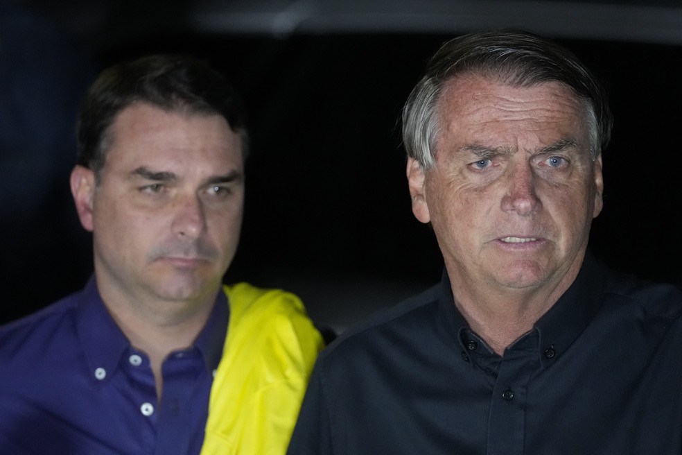 Flávio Bolsonaro e Jair Bolsonaro  — Foto: AP Photo/Eraldo Peres