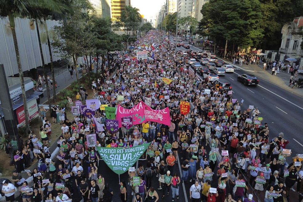 Manifestantes fizeram protesto na Paulista contra PL que equipara aborto a homicídio — Foto: Ettore Chiereguini/AP