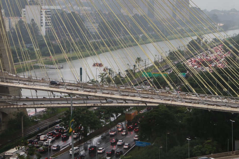 Trânsito na região da ponte Octávio Frias de Oliveira, a ponte estaiada, na Zona Sul de SP — Foto: Celso Tavares/g1