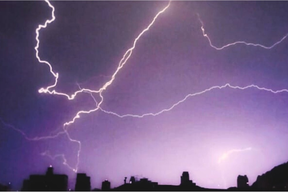 Raios em noite de ciclone extratropical no litoral de São Paulo — Foto: Rodolfo Bonafim