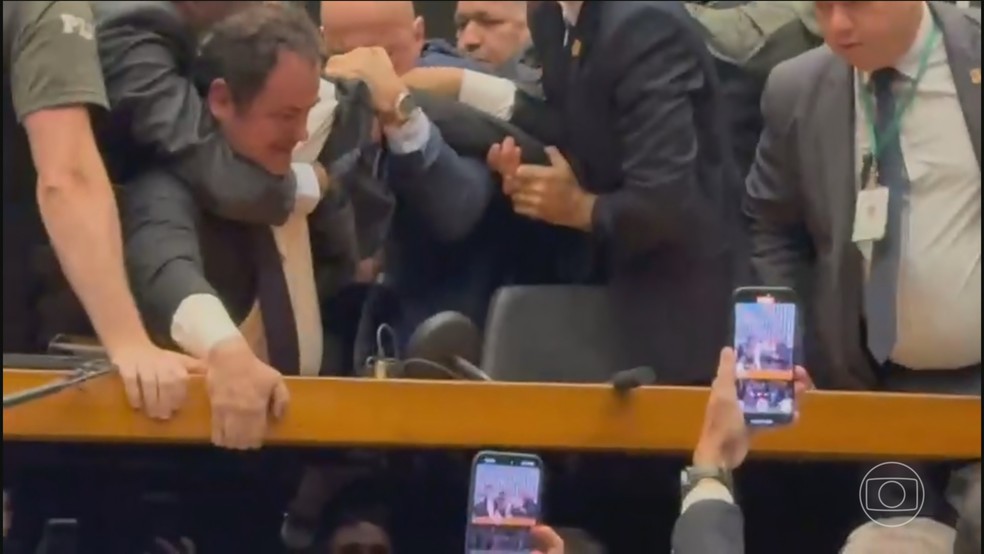 Glauber Braga, do PSOL, é retirado à força da Mesa Diretora da Câmara — Foto: Jornal Nacional/ Reprodução