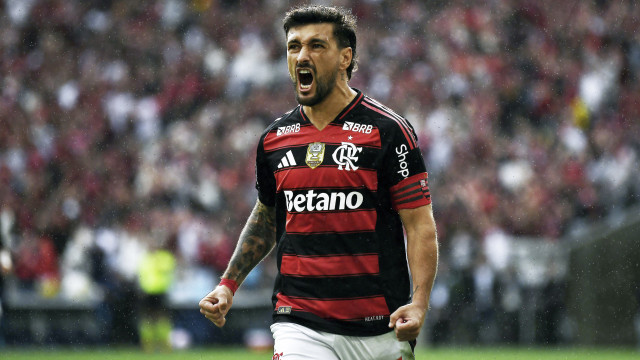 Arrascaeta brilha e Flamengo avança à semi da Copa Intercontinental