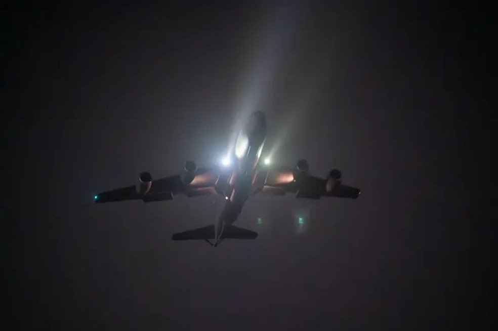 Avião-tanque KC-135 Stratotanker decola de uma base na área do Comando Central dos EUA em apoio à Operação Hawkeye Strike — Foto: Reuters