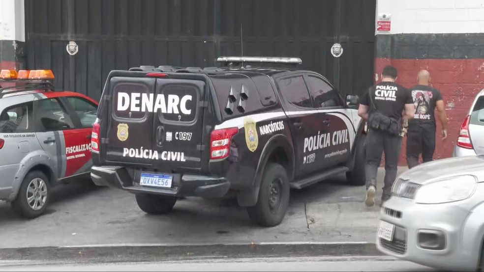 Viaturas da polícia e da Receita cumprem mandados de busca e apreensão em Contagem nesta terça-feira (2). — Foto: Daniel Vilas Boas/TV Globo