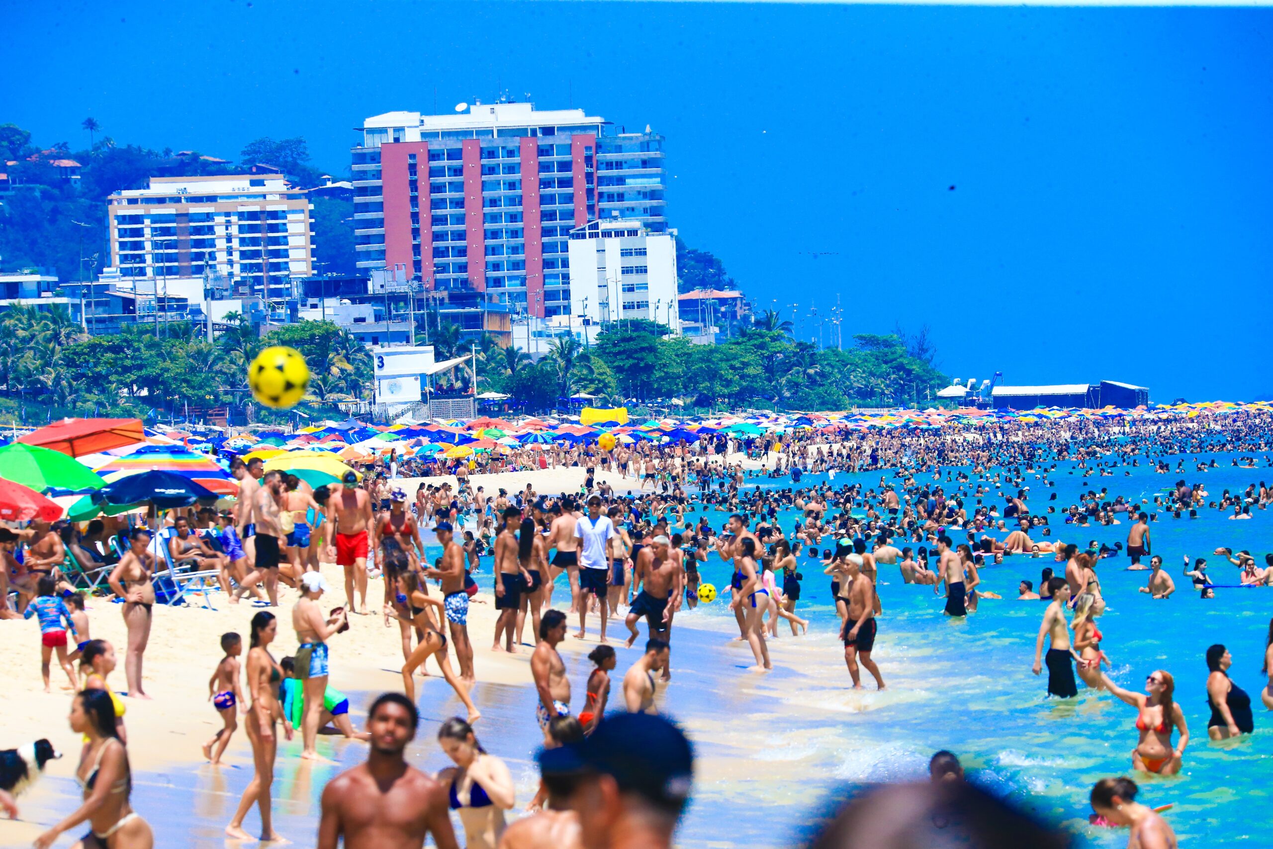 Cachorro, altinha, som: o que pode e o que não pode nas praias do Rio