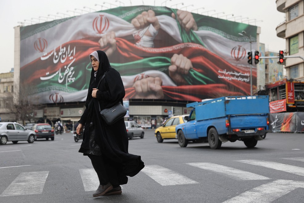 Uma mulher iraniana caminha por uma rua em Teerã , Irã, em 19 de janeiro de 2026 — Foto: Majid Asgaripour/WANA via REUTERS