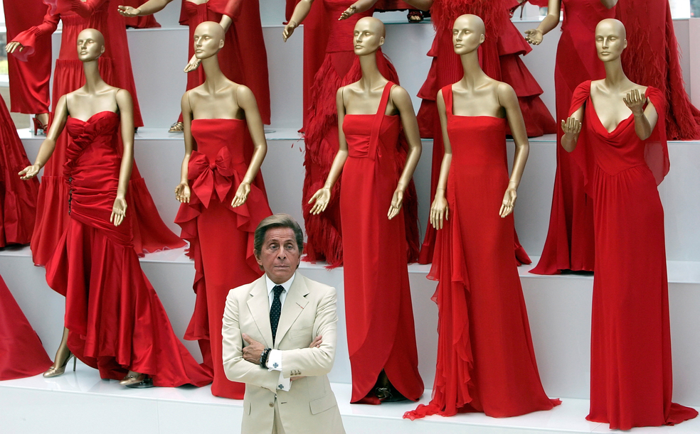 Valentino posa na abertura de exposição sobre ele no museu Ara Pacis, em Roma — Foto: Alessandro Bianchi/File Photo/Reuters