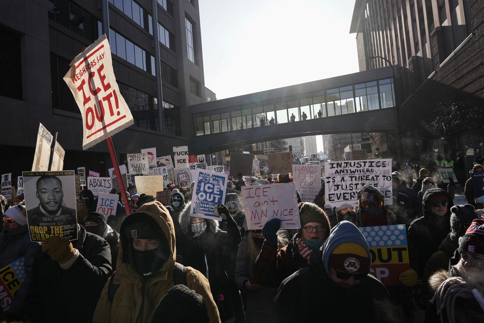 Manifestantes seguram cartazes em protesto contra Trump em Minneapolis — Foto: Tim Evans/Reuters