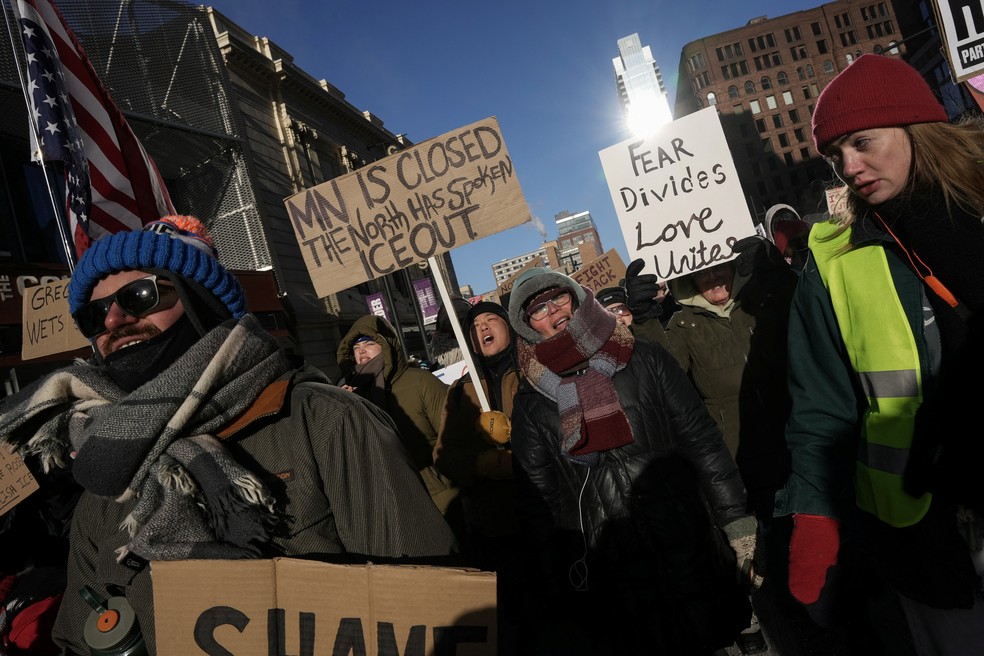 Manifestantes seguram cartazes em protesto contra Trump em Minneapolis — Foto: Tim Evans/Reuters
