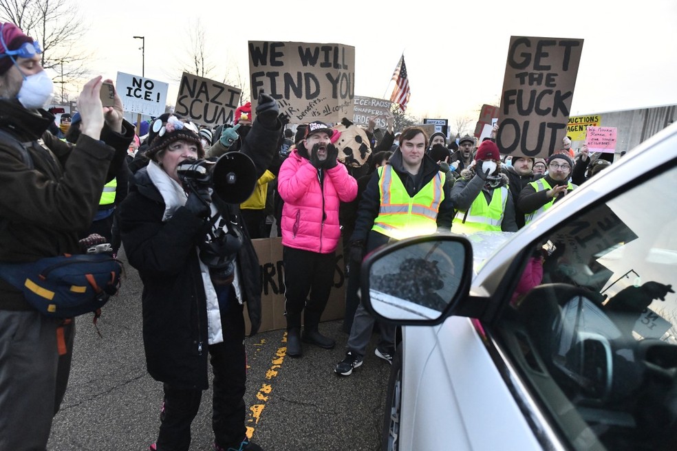 Manifestantes entram em confronto com agentes federais em Saint Paul, Minnesota, em 8 de janeiro de 2026. — Foto: OCTAVIO JONES / AFP