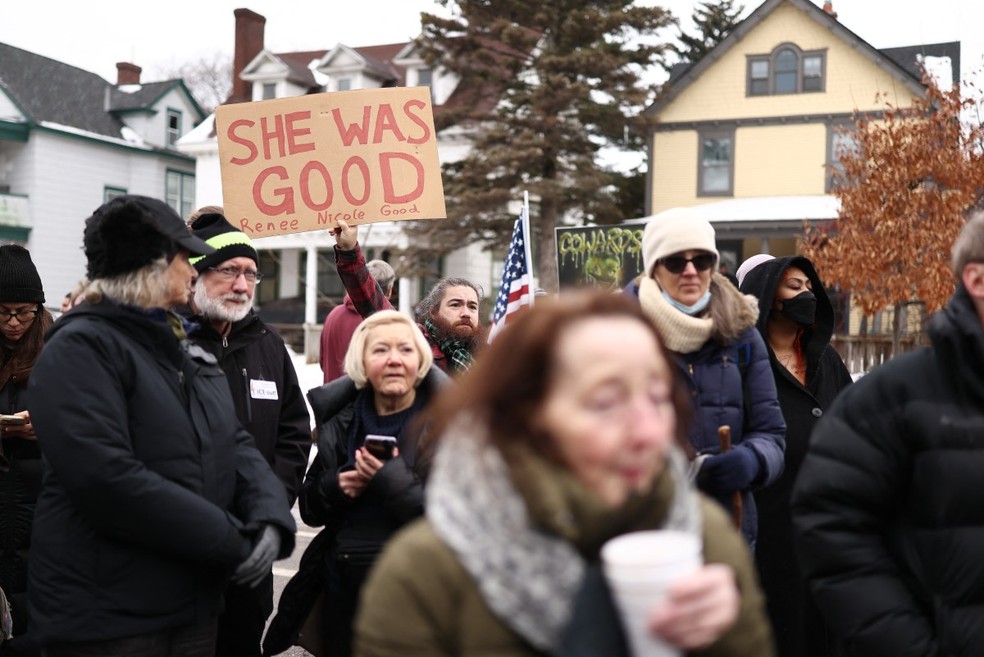 Minnesota: manifestantes se reúnem na rua onde Renee Nicole Good foi baleada e morta à queima-roupa por um agente do ICE — Foto: CHARLY TRIBALLEAU / AFP