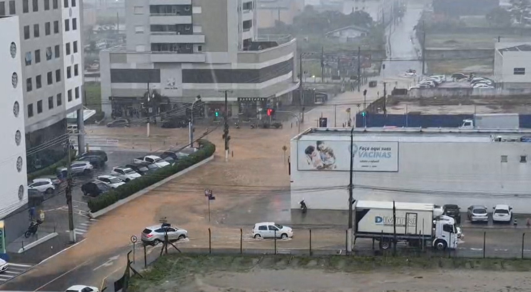 Chuva deixa 5 cidades em emergência em SC; Florianópolis tem alerta