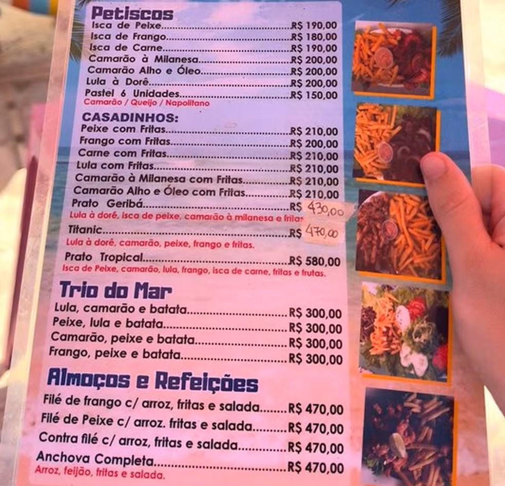 Banhista mostra preço de cardápio em quiosque da praia de Geribá, em Búzios — Foto: Reprodução redes sociais