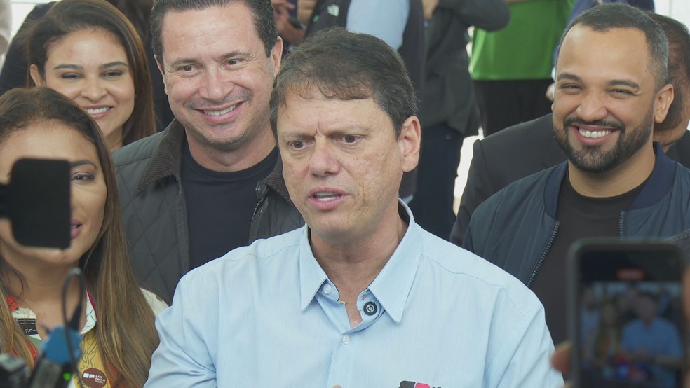 Tarcísio de Freitas disse que vai ajudar Flávio Bolsonaro e negou planos de disputar a Presidência da República durante evento em Embu das Artes (SP). — Foto: Reprodução/Globonews