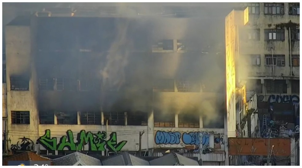 Incêndio atinge prédio na Vila Prudente — Foto: Reprodução/TV Globo