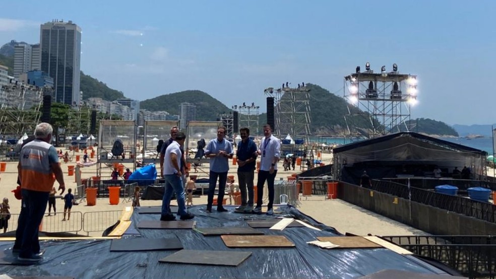 Paes visitou o palco principal do réveillon em Copacabana — Foto: Thaís Espírito Santo/g1 Rio