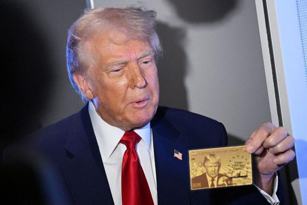 Trump aprovou o gold card, que permite a estrangeiros adquirir residência americana pagando US$ 1 milhão — Foto: Mandel Ngan/Getty Images via BBC