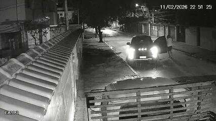 Vídeo mostra desespero do pai ao sair do carro após filha ser baleada no Rio