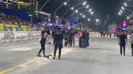 Funcionários jogam terra na pista do Anhembi após derramamento de óleo