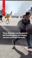Passageiros e funcionários correm após tiros serem disparados no Aeroporto de Guadalajara