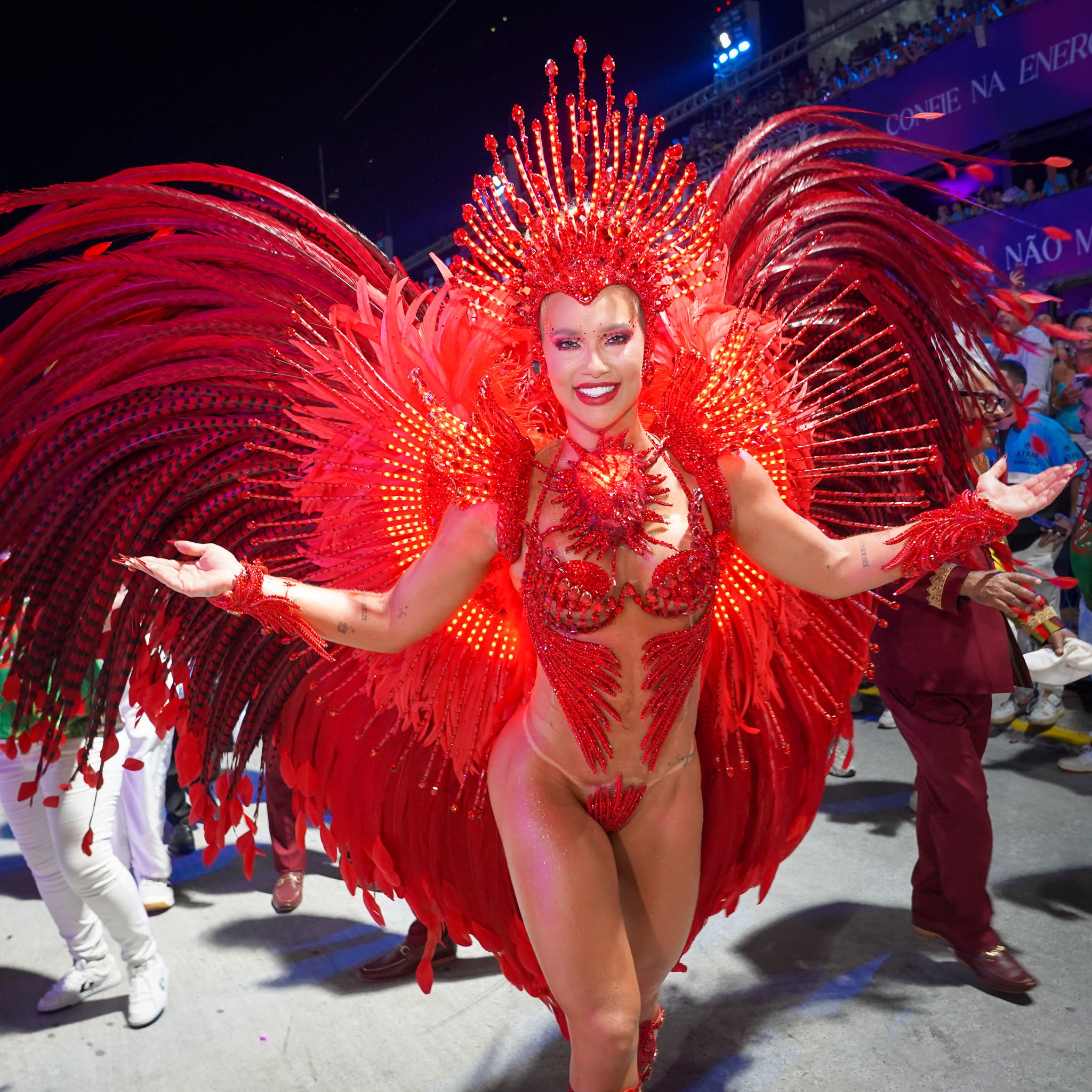 Tapa-sexo de Virginia descola no meio do desfile da Grande Rio