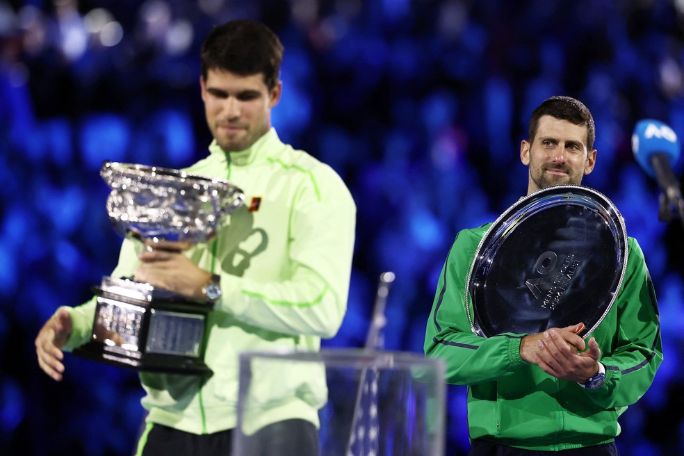 Carlos Alcaraz e Novak Djokovic no Australian Open — Foto: REUTERS/Tingshu Wang