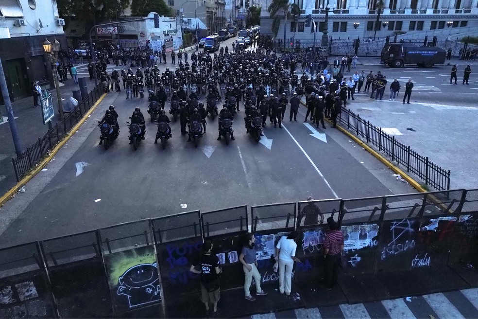 Imagem de drone mostra manifestantes e policiais do lado de fora do Congresso Nacional da Argentina — Foto: Alessia Maccioni/Reuters