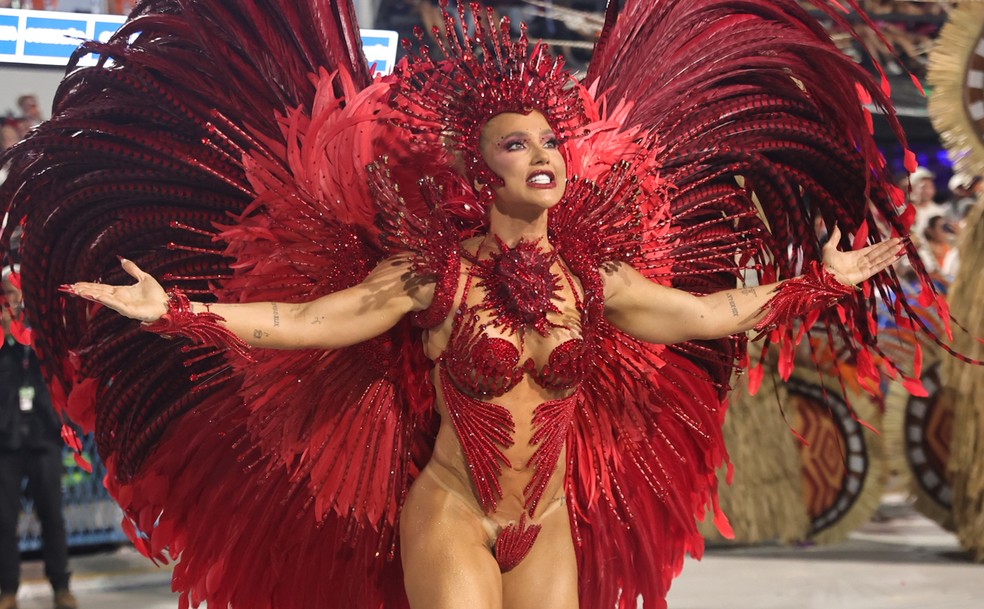 Tapa-sexo de Virginia descola durante desfile da Grande Rio — Foto: Anderson Nordê / AgNews