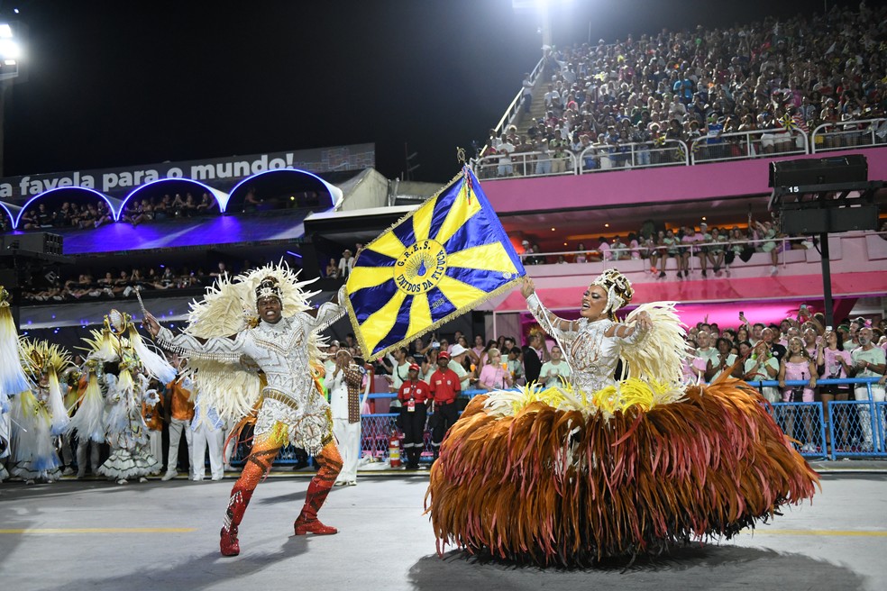 Casal de mestre-sala e porta-bandeira Matheus André e Lucinha Nobre, desfilando pela Unidos da Tijuca, em 4 de março de 2025 — Foto: Alex Ferro | Riotur