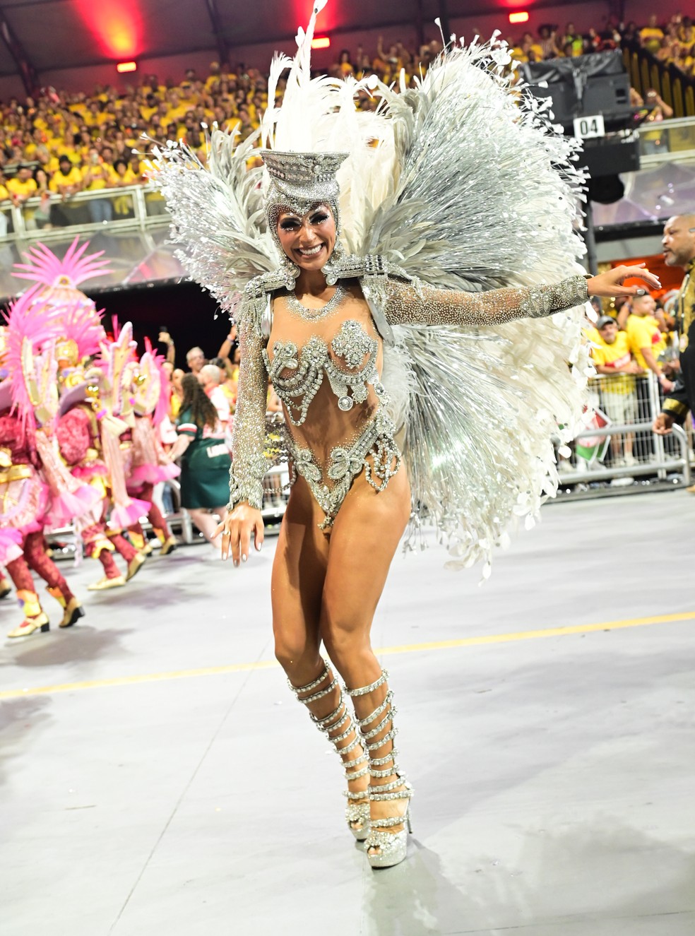 Aline Oliveira, rainha de bateria da Mocidade Alegre, no desfile da escola no Sambódromo do Anhembi, em São Paulo. — Foto: Léo Franco/AgNews