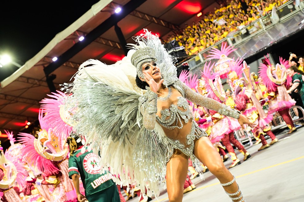 Rainha de Bateria da Mocidade Alegre, Aline Oliveira, no desfile da agremiação em São Paulo. — Foto: Léo Franco/AgNews