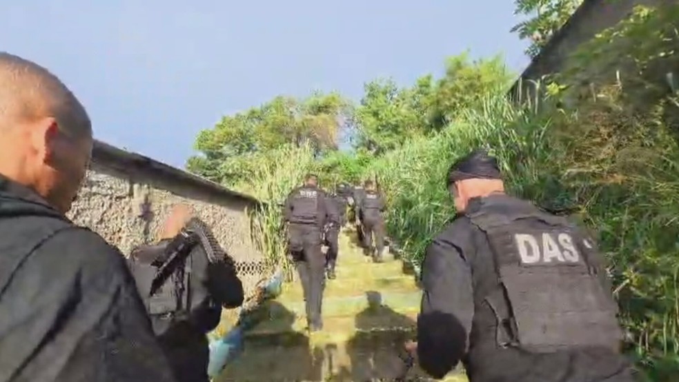 Polícia diz que menina de 13 anos estuprada por 6 homens foi confundida com namorada de bandido no RJ — Foto: Reprodução/TV Globo