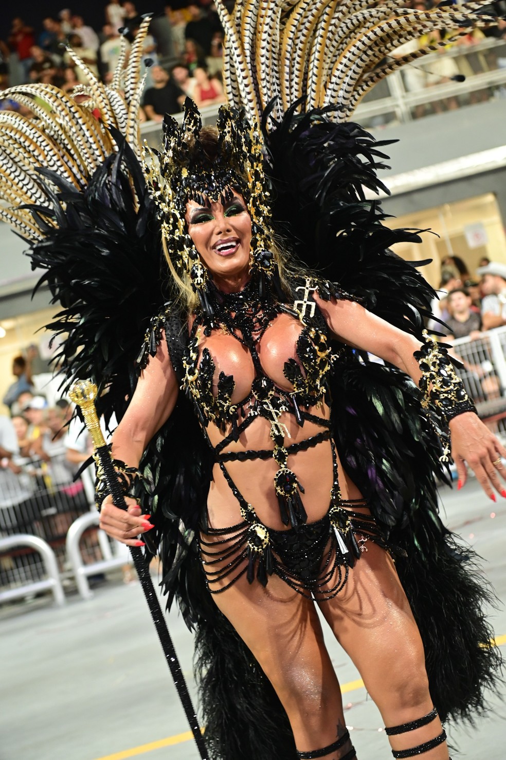 Sophia Ferro, rainha de bateria da Camisa Verde e Branco, durante o desfile da escola. — Foto: Leo Franco/AgNews