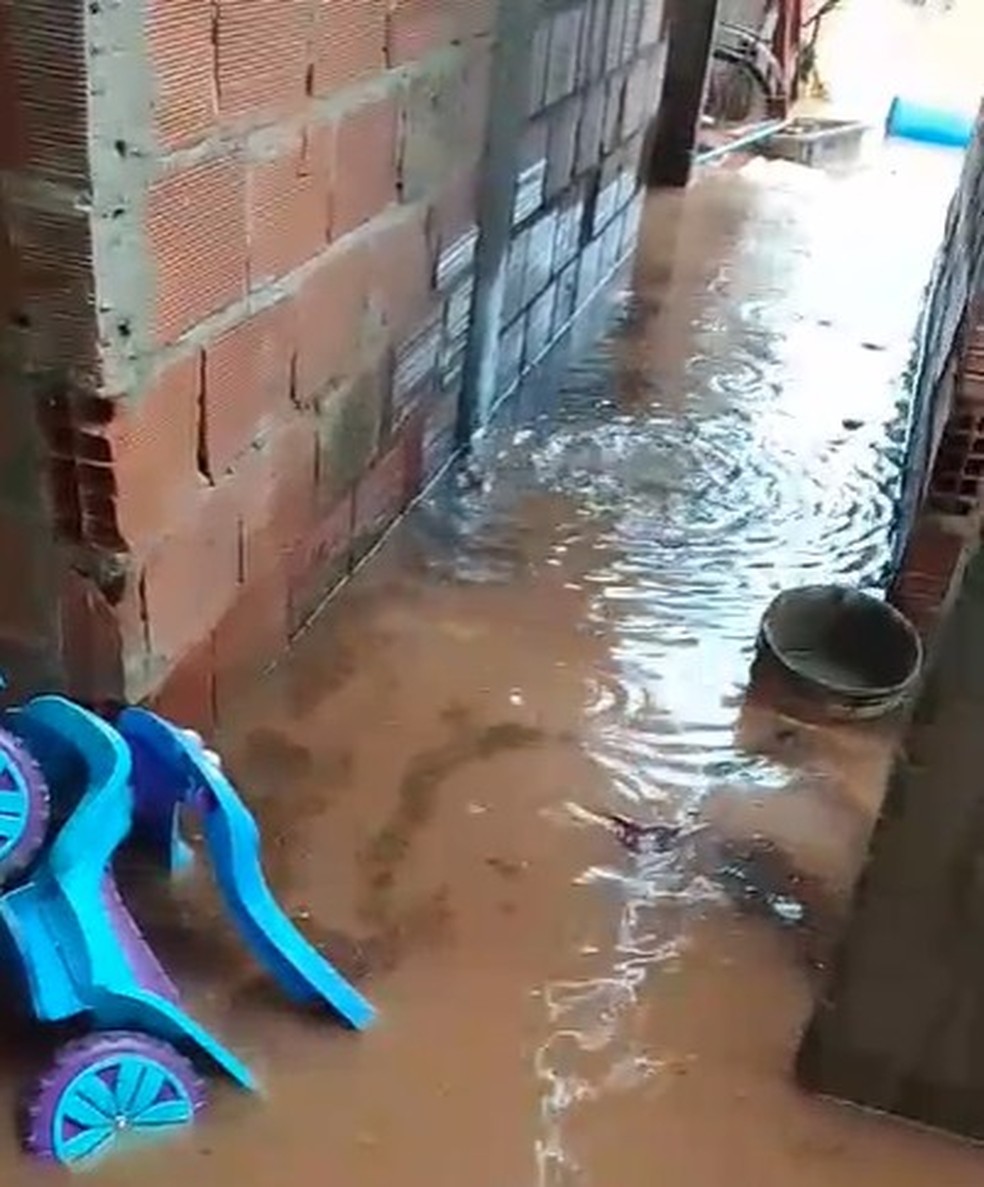 Moradores do bairro Venda Velha, em São João de Meriti, sofreram com as chuvas dessa segunda-feira. — Foto: Débora Xavier / Arquivo pessoal