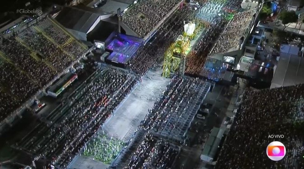 Buraco se abriu no desfile da Mocidade na Sapucaí — Foto: Reprodução/TV Globo