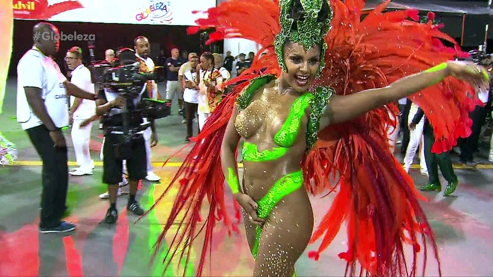 Tarine Lopes segura o tapa-sexo que se soltou durante o desfile da X-9 Paulistana — Foto: TV Globo/Reprodução