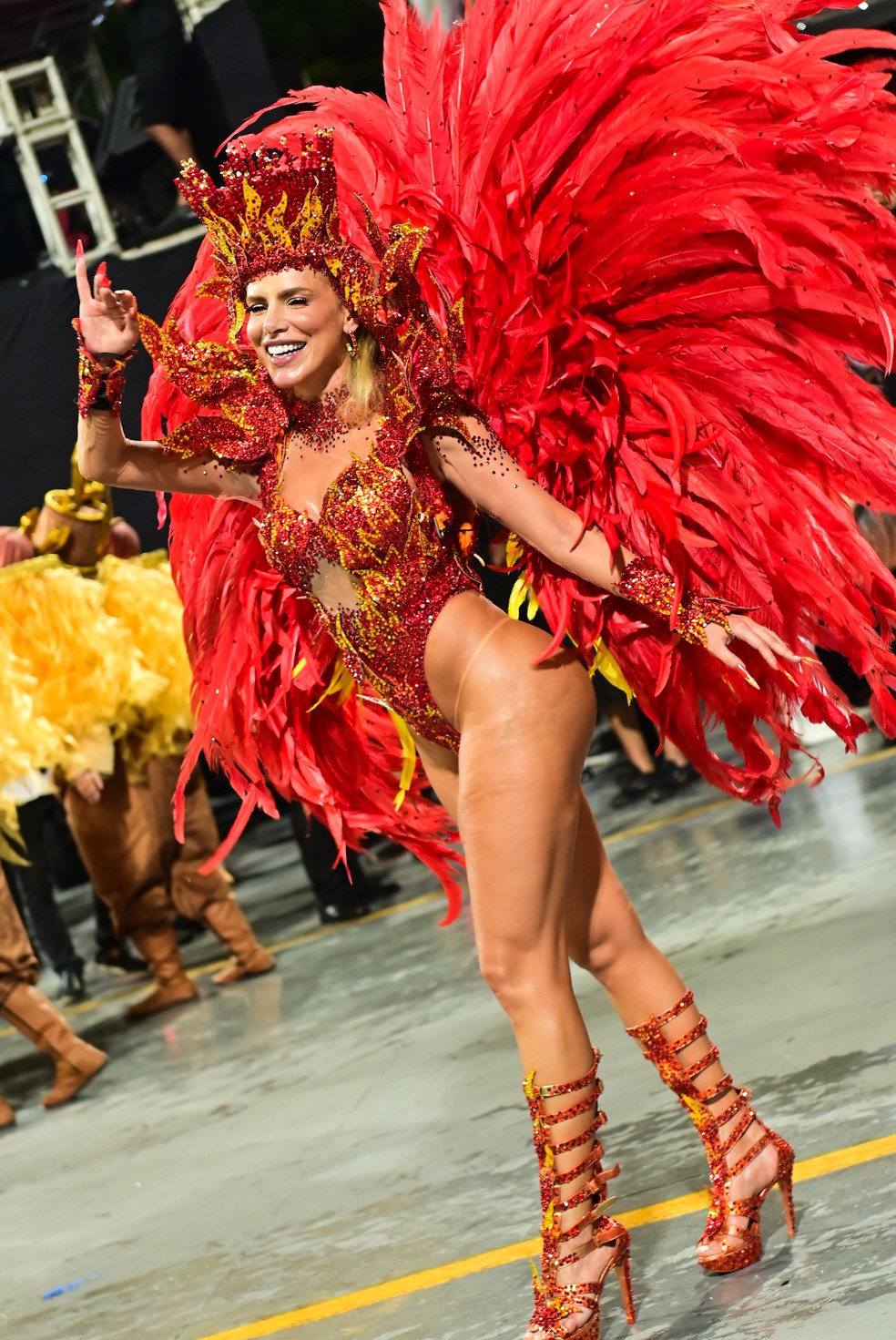 Erika Schineider desfila pela Gaviões da Fiel no Sambódromo do Anhembi. — Foto: Leo Franco/AgNews