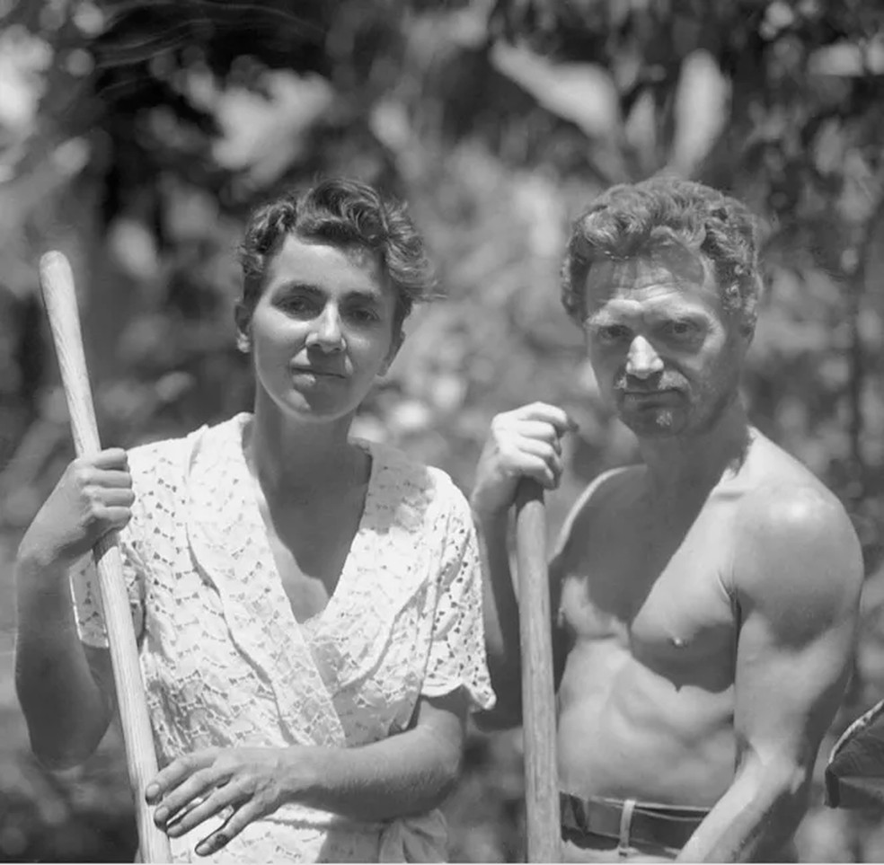 Dore Strauch e Friedrich Ritter em Floreana, em 1932 — Foto: The Galapagos Affair/Golden Globes/Reprodução